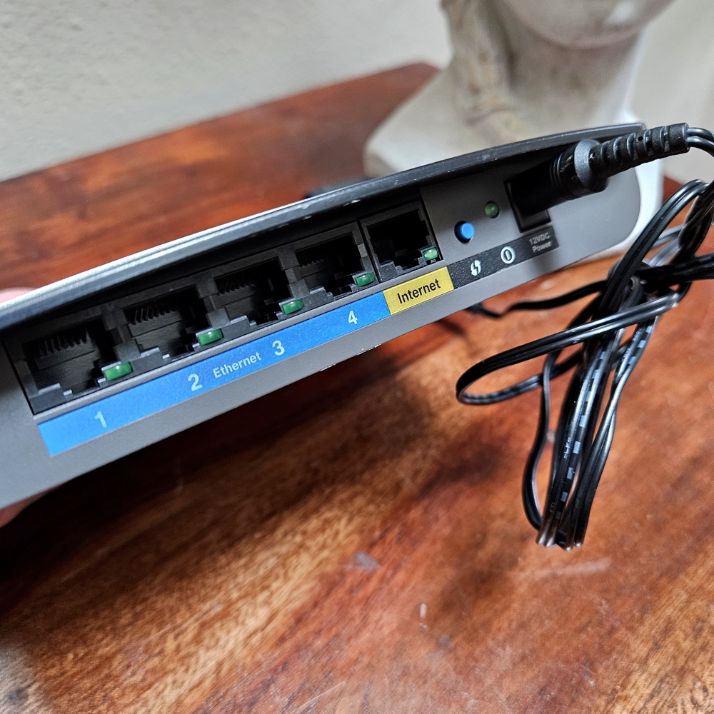 Cisco Linksys E2500 Black Wireless Router - Picture 6 of 6